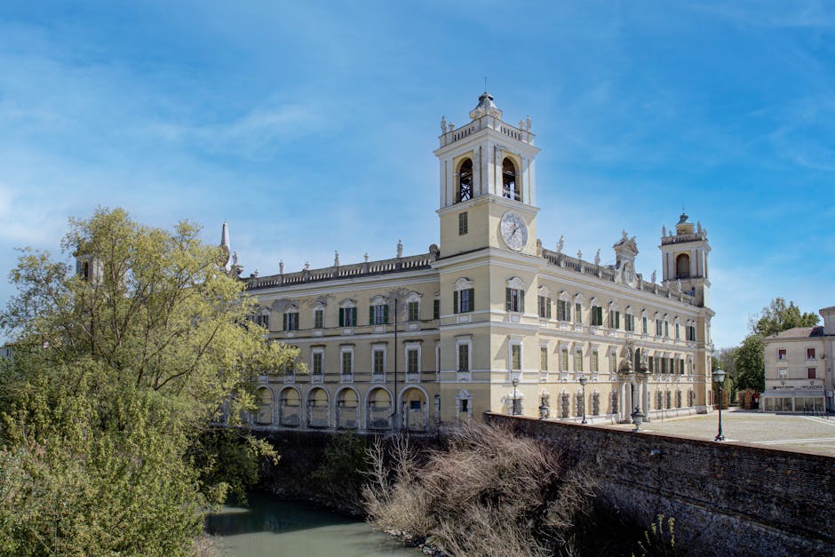 Palazzo Ducale di Parma sul fiume con torre dell'orologio