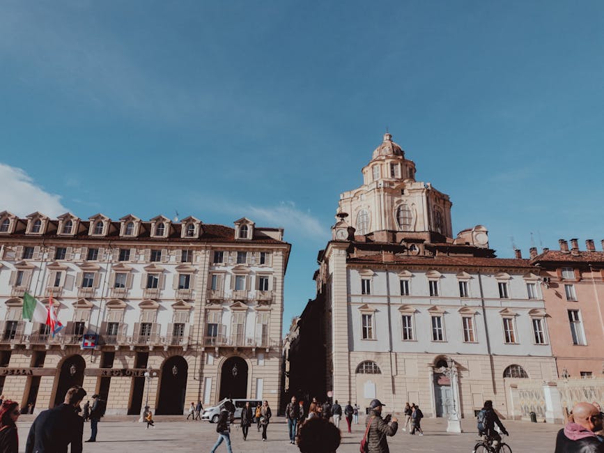 Belebter Platz mit historischen Fassaden und Menschen in Parma bei Tageslicht