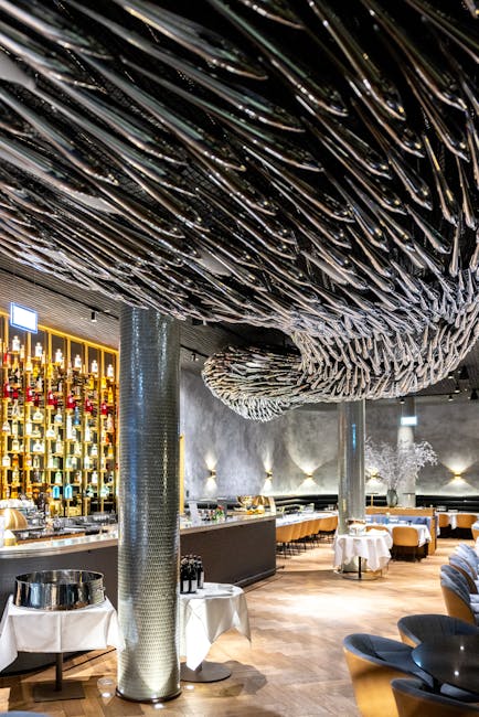 Elegantes Sternerestaurant-Interieur in Parma mit skulpturaler Deckeninstallation und Bar