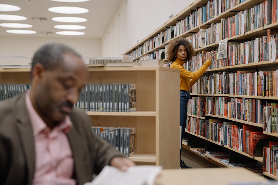 Lezende man op de voorgrond, vrouw zoekt boek in Parma bibliotheek