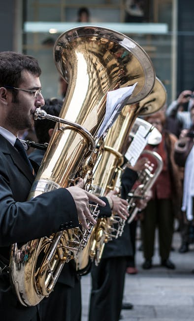 Rangée de tubas brillants joués par une fanfare dans les rues de Parme