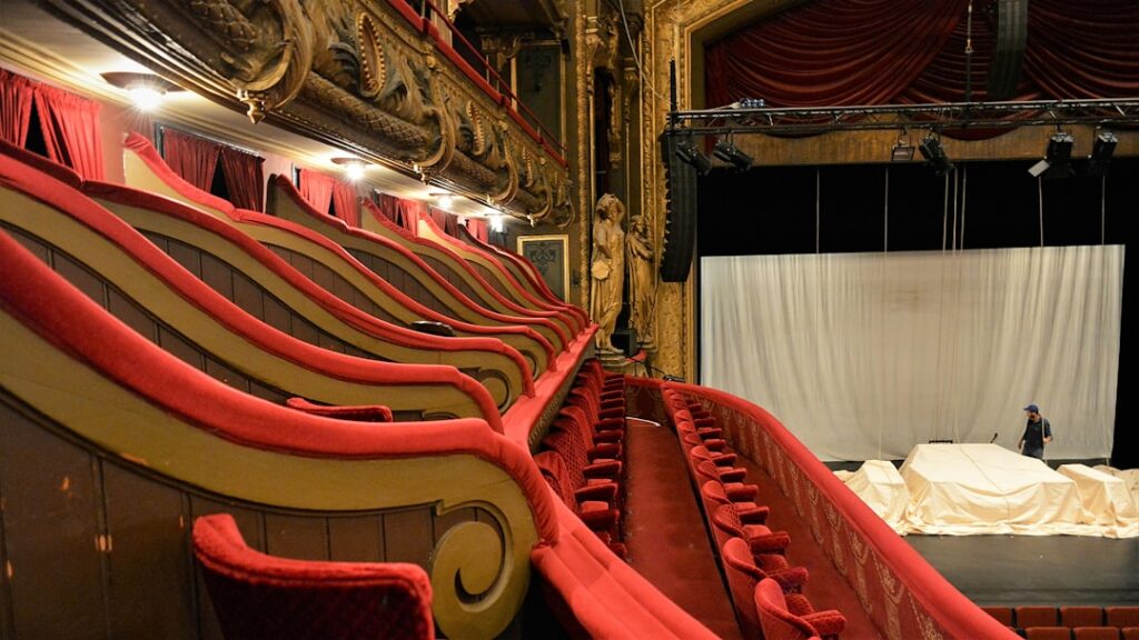 Gallerie rosse e palchi eleganti nell'interno del Teatro Regio di Parma