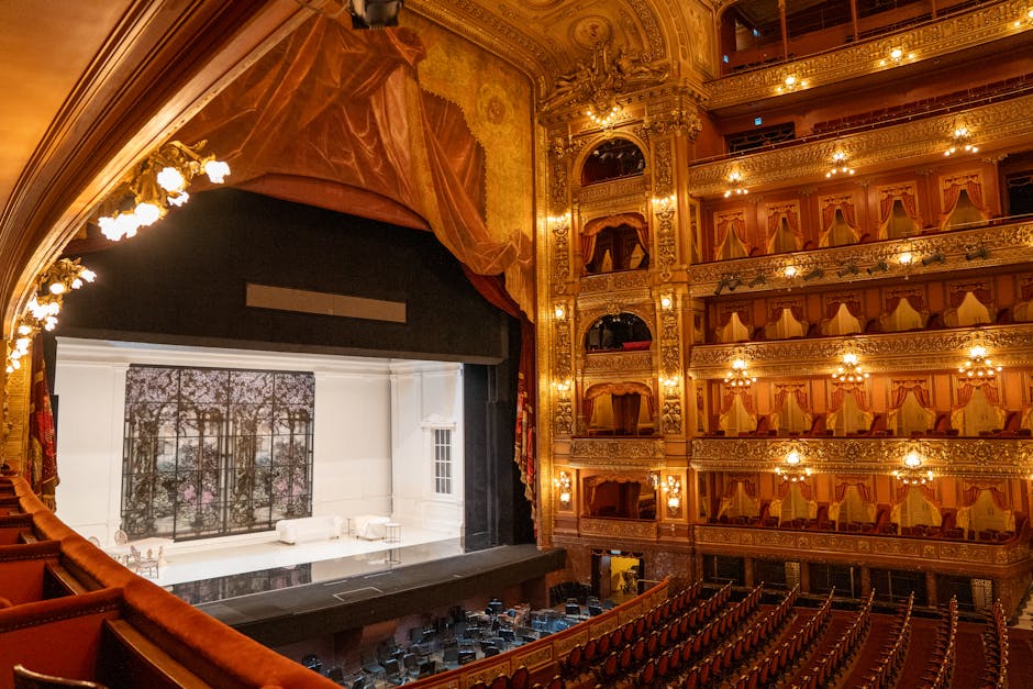 Intérieur doré du Teatro Regio de Parme avec scène et loges illuminées