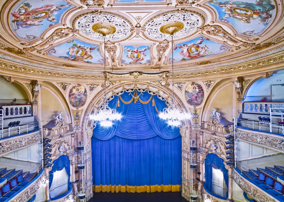 Intérieur orné d'un théâtre historique de Parme avec rideau bleu