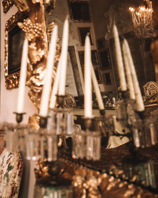 Candelabro dorato con specchio riflettente in salone storico di Parma