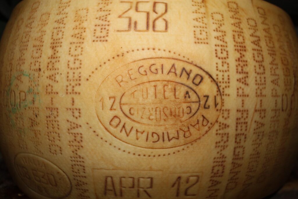 Koło Parmigiano Reggiano z wyraźną pieczęcią i datą dojrzałości