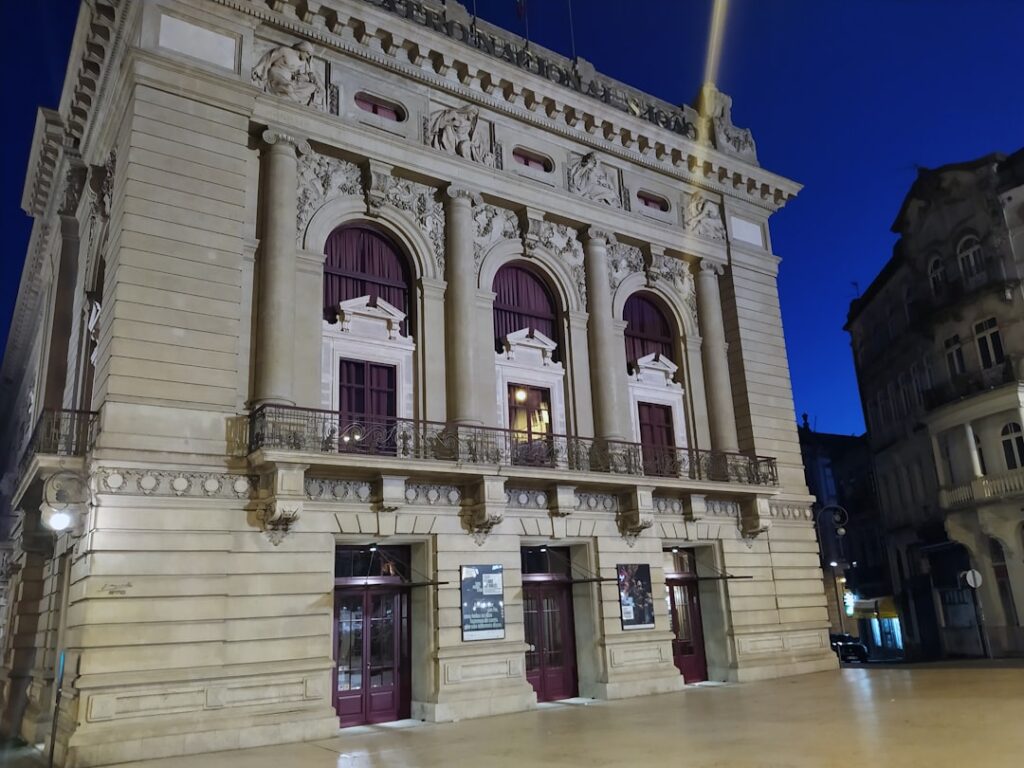 Beleuchtetes historisches Theatergebäude in Parma bei Abenddämmerung