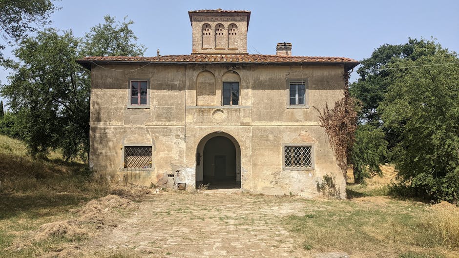 Casa di campagna in pietra con portico e strada sterrata vicino Parma