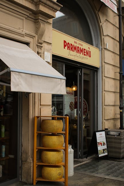 Grote kazen gestapeld bij winkelentree 'Parmamenu' in Parma