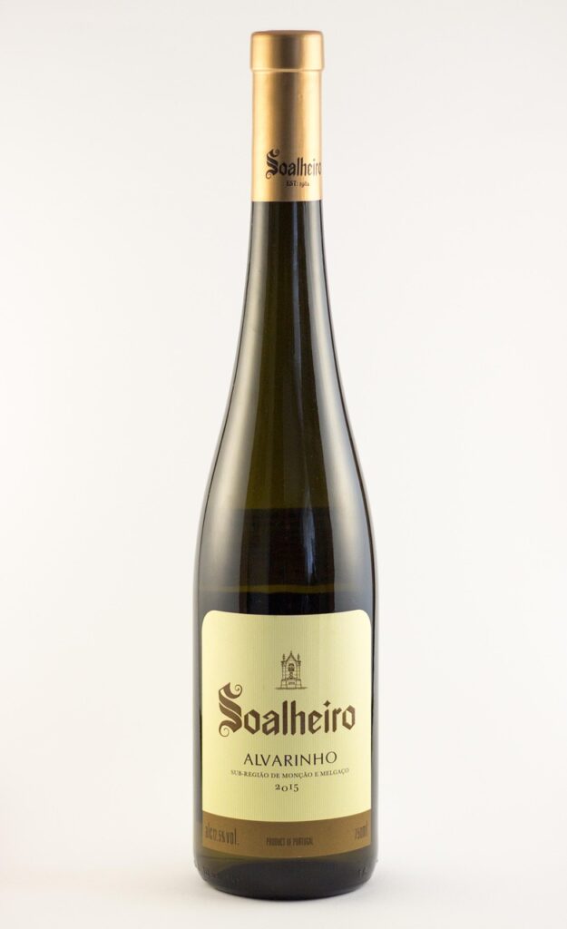 Bottiglia di vino bianco Soalheiro Alvarinho su sfondo bianco neutro