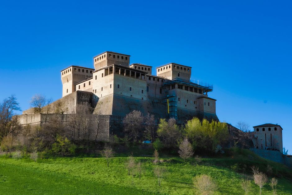 Château médiéval dominant la colline, tours carrées, près de Parme