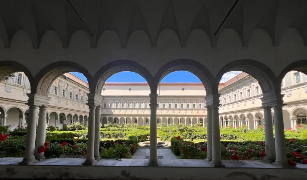 Cloître et jardin central d'un palais à Parme sous les arcades