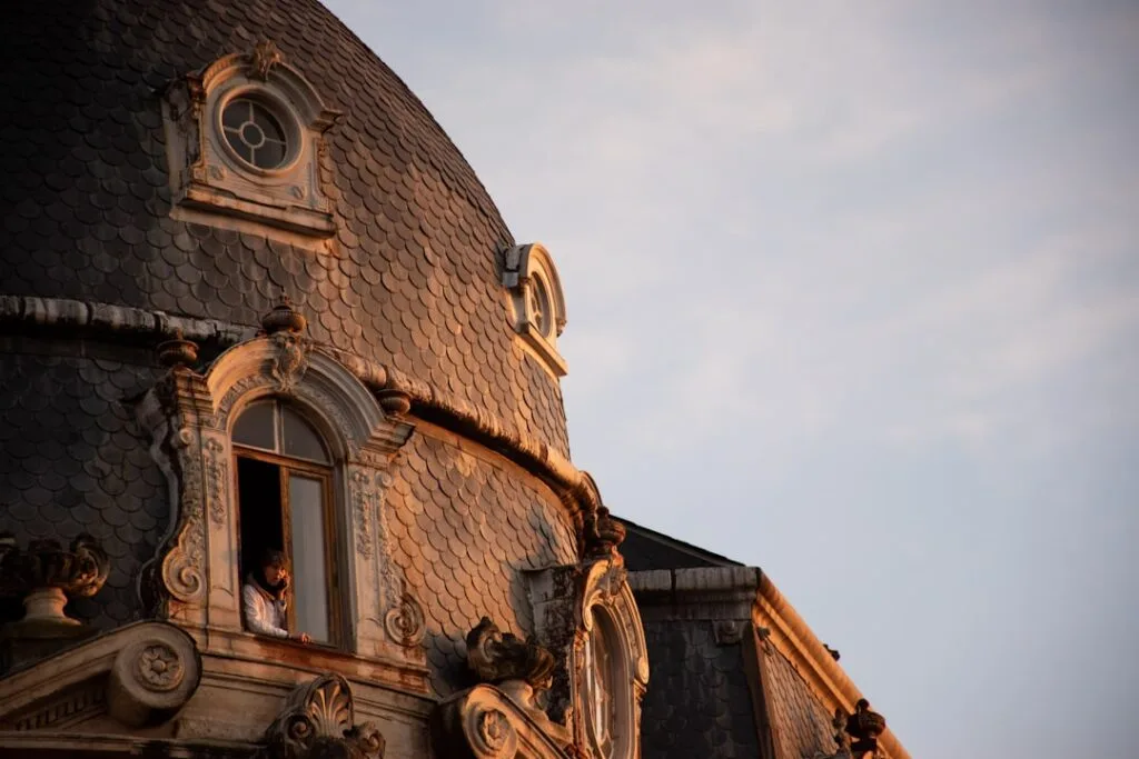 Toiture arrondie ornée avec fenêtre ouverte et lumière dorée