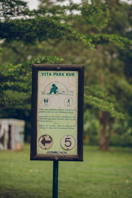 Panneau d'exercice Vita Park Kur indiquant station n°5 au Parco del Taro