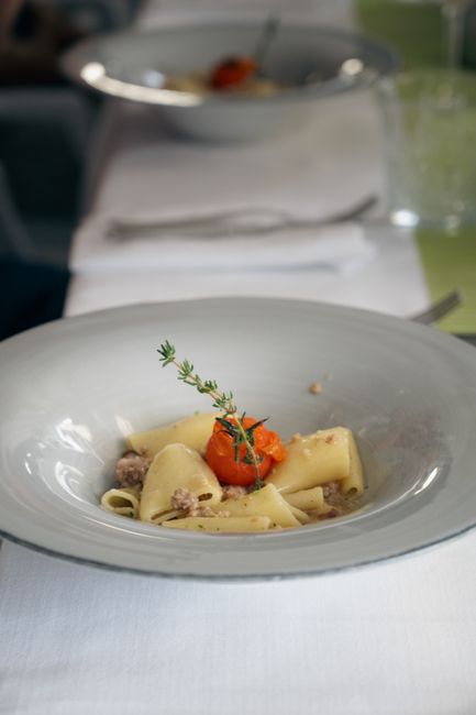 Tasting lunch z małymi porcjami makaronu w naturalnym świetle