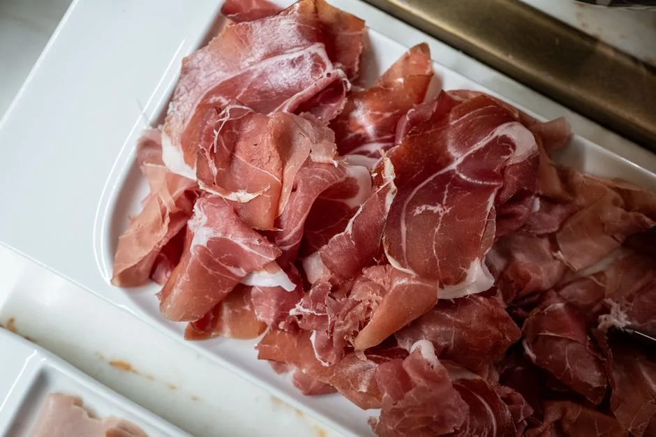 Assiette de tranches fines de prosciutto de Parme