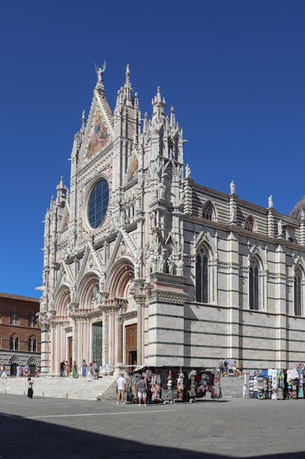 Façade gothique ornementée d'une cathédrale, visiteurs sur les marches