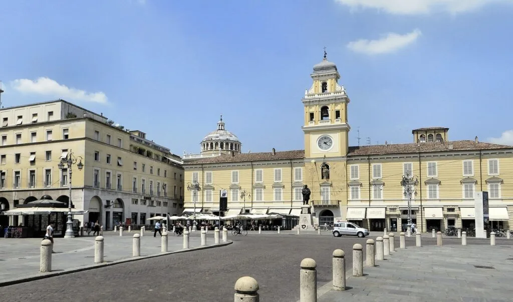 Place principale de Parme avec statue et tour horloge jaune