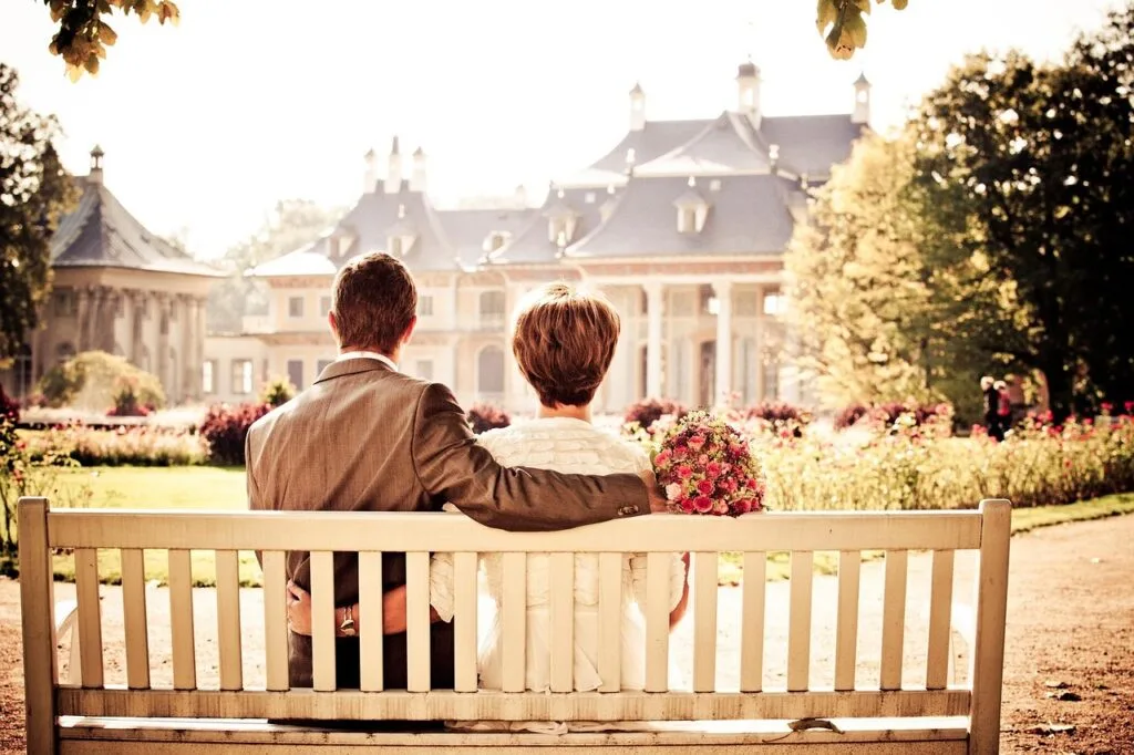 Couple assis sur un banc face à un palais de jardin à Parme