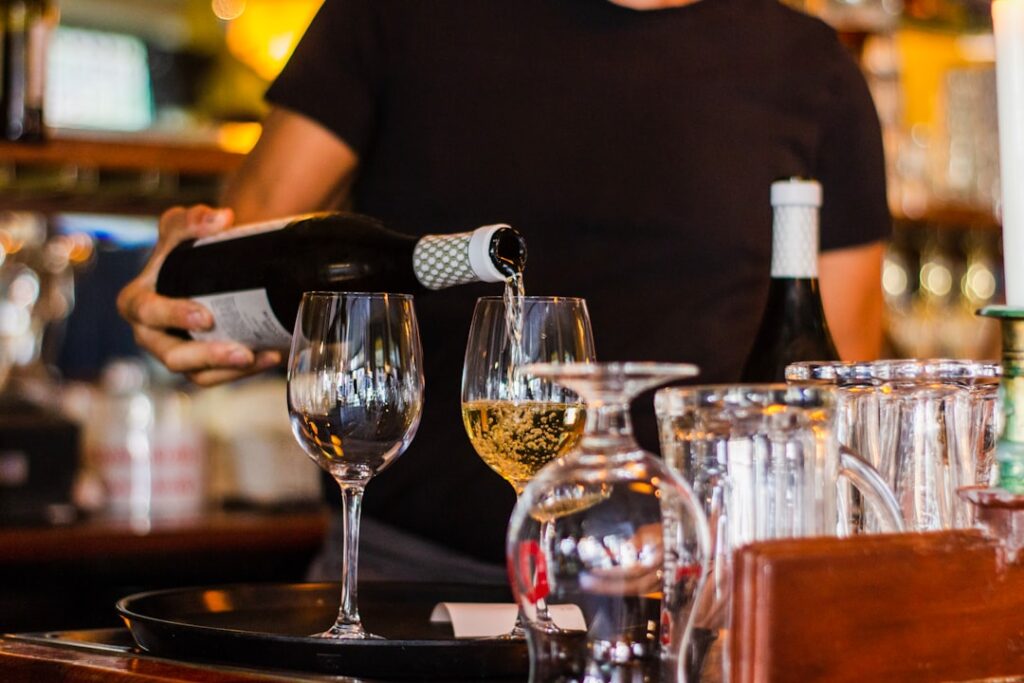 Sommelier nalewający wino w eleganckiej restauracji