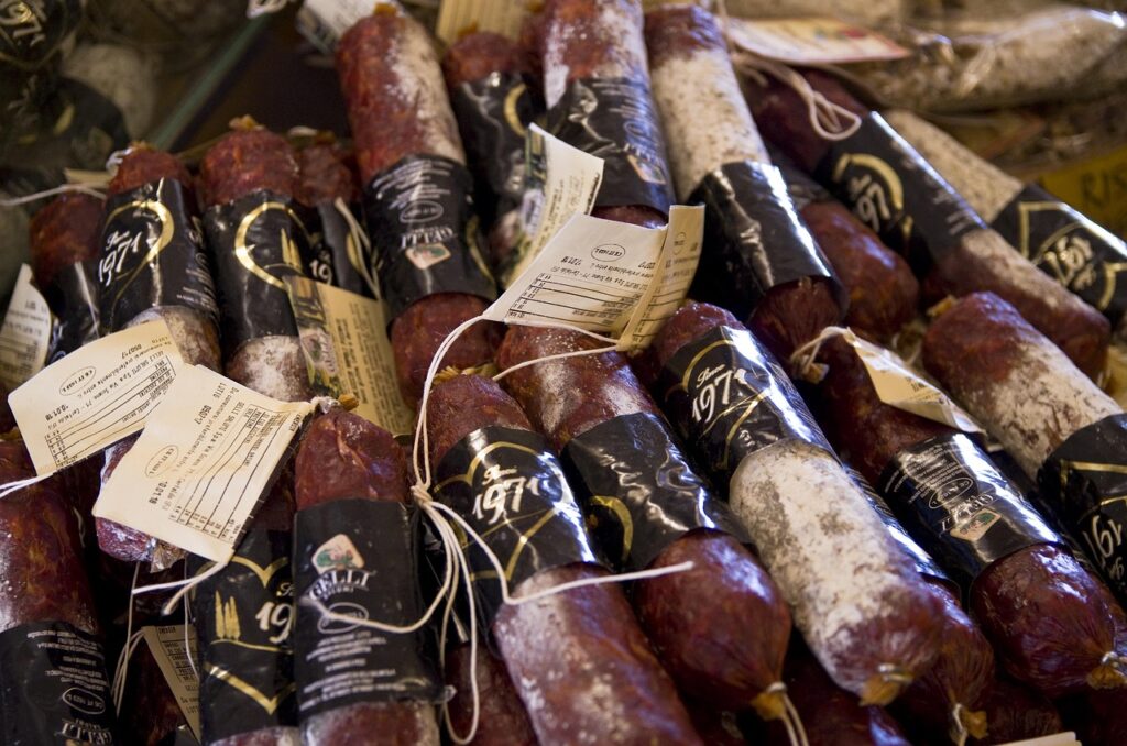 Saucissons et salami artisanaux étiquetés vendus à Parme