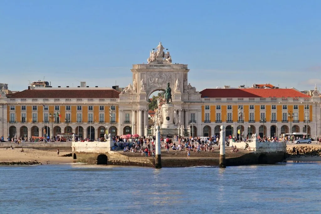 Praça do Comércio au bord du Tage, arc et façades jaunes de Lisbonne