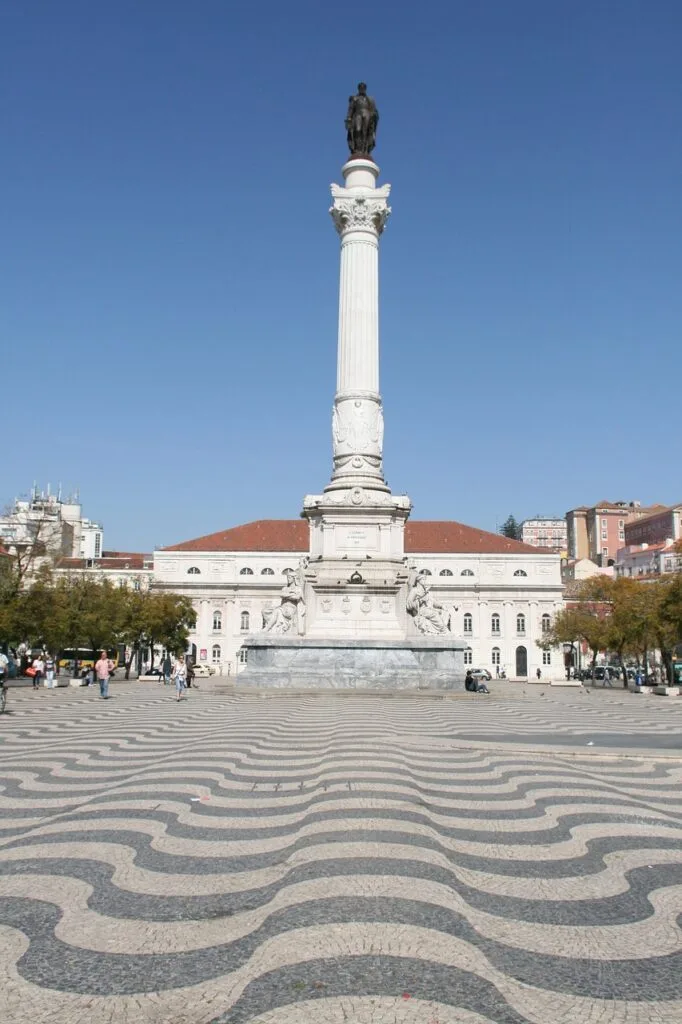 Colonne monumentale et pavés ondulés sur la place Rossio à Lisbonne