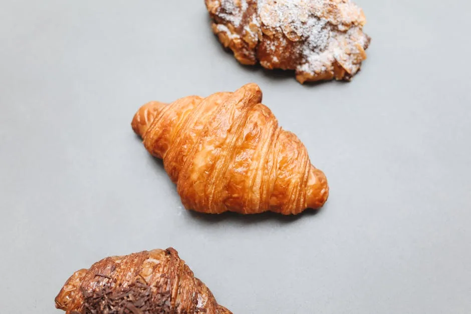 Verschiedene Croissants und Gebäck auf grauem Tisch in Lissabon