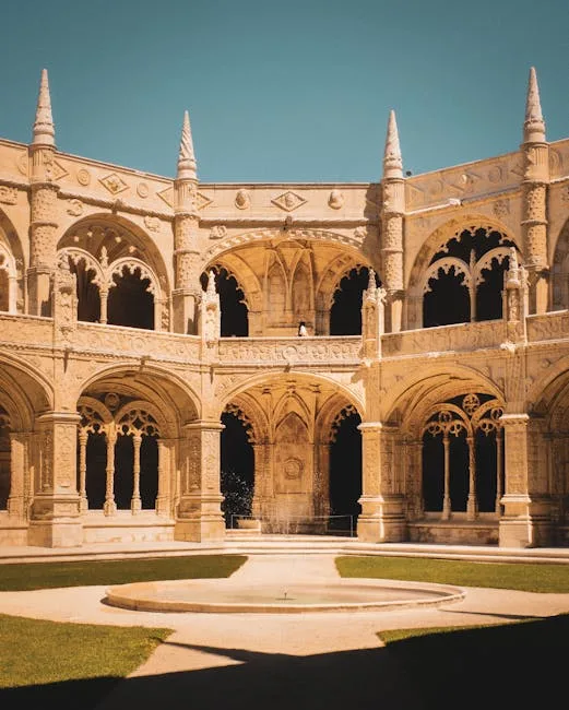 Cloître gothique aux arcades sculptées et fontaine, Lisbonne