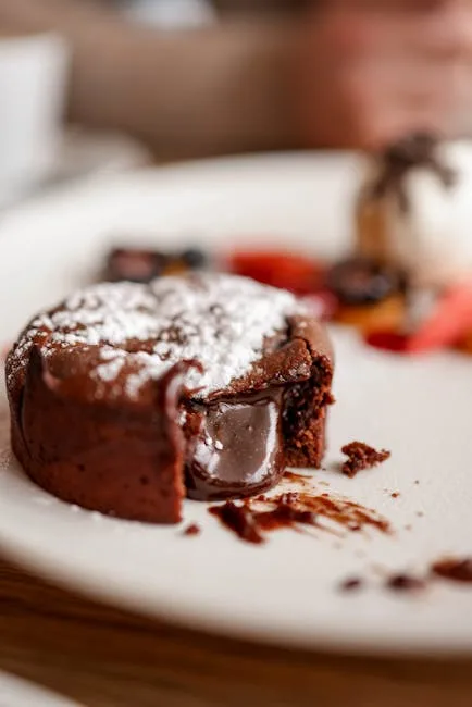 Warm flüssiger Schokokuchen mit Puderzucker auf Teller in Lissabon