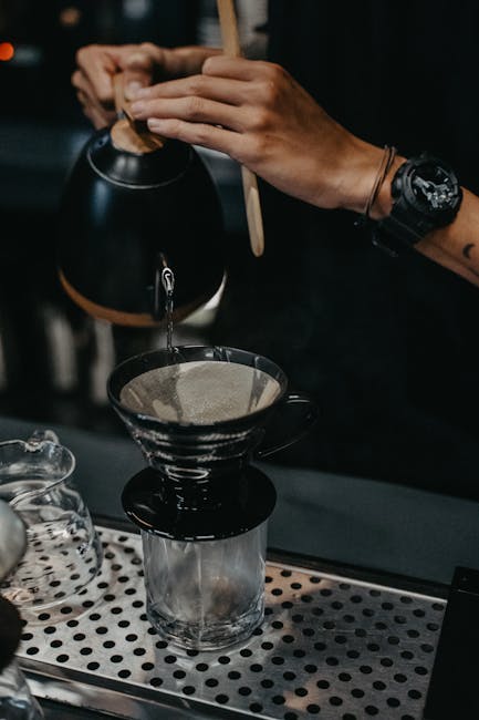 Fábrica Coffee Roasters barista brewing pour over