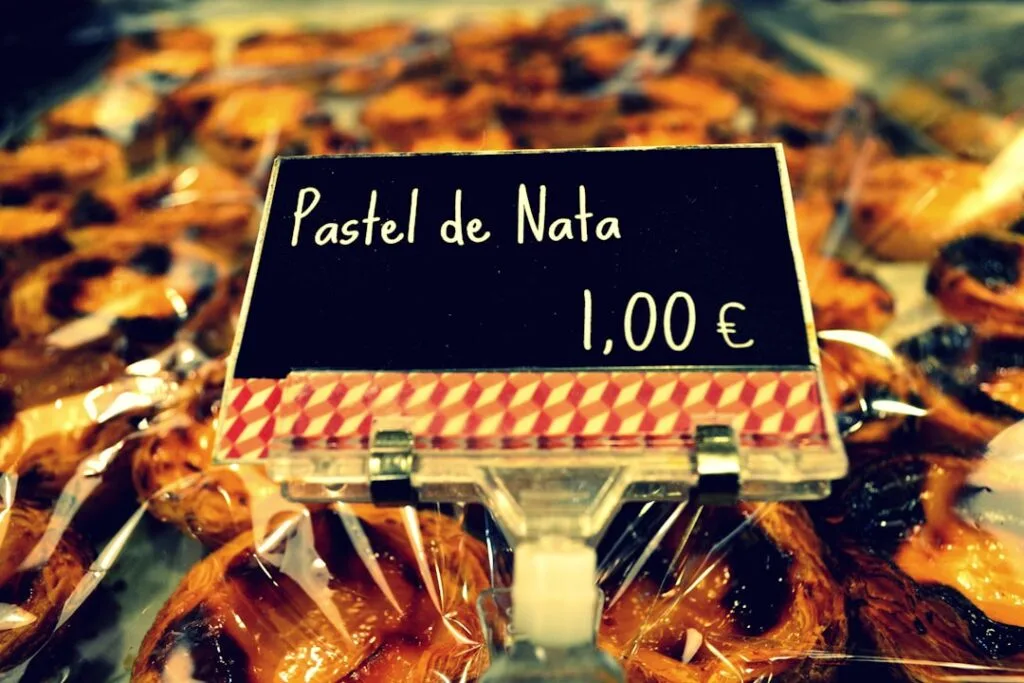 Preisschild Pastel de Nata neben vielen Pastéis in Lissabon