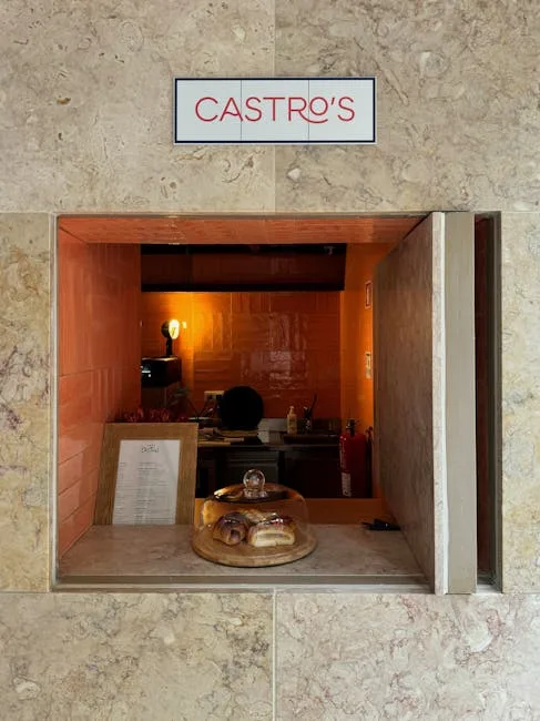 Schmaler Serviceschlitz von Castro's in Lissabon mit Gebäck unter Haube