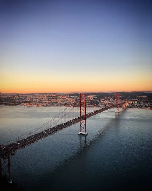 Rote Hängebrücke 25 de Abril über dem Tejo bei Sonnenuntergang in Lissabon