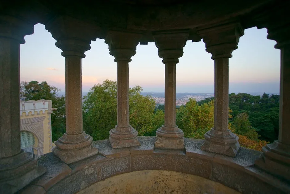 Ausblick über Lissabon und grüne Parklandschaft durch steinerne Säulen