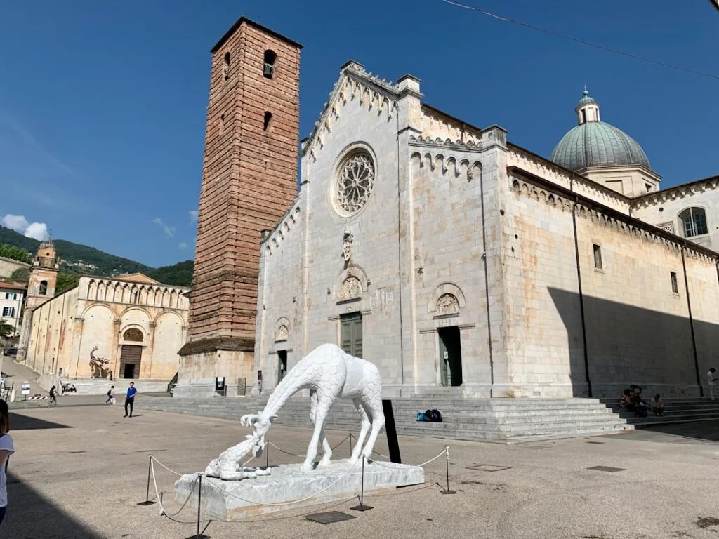 Galerieraum in der Accademia Carrara mit Ausstellungswänden und Gemälden