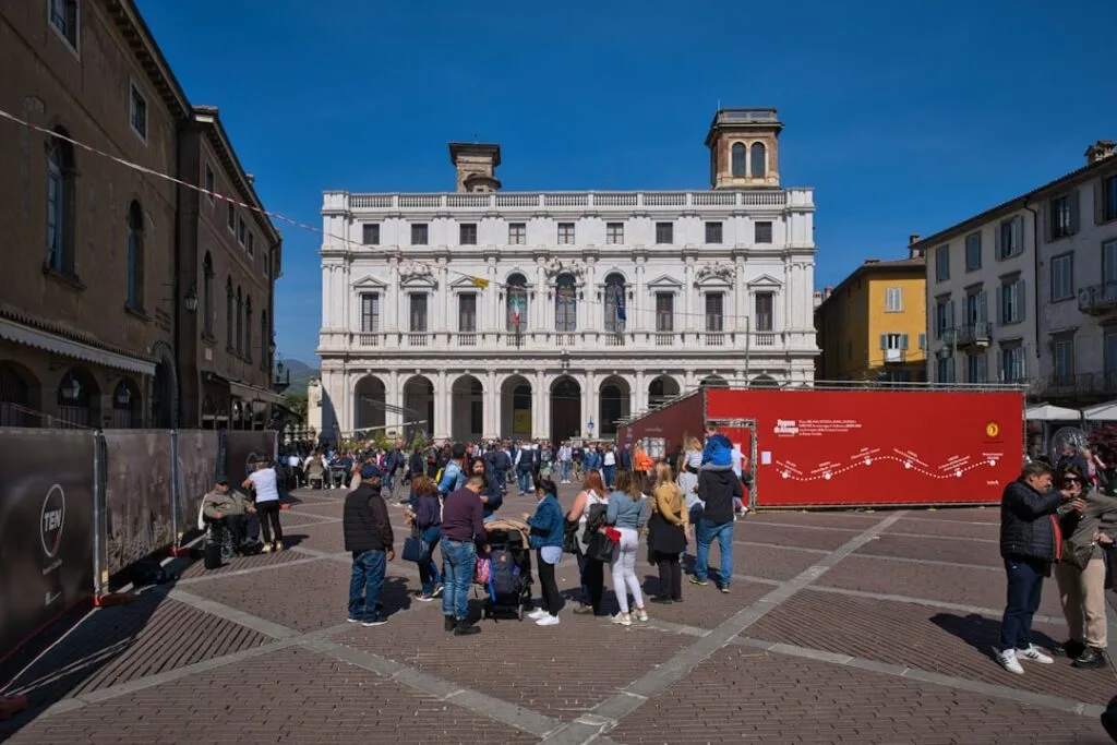 Kunstinstallation auf einem städtischen Platz in Bergamo, modernes Werk vor historischer Kulisse