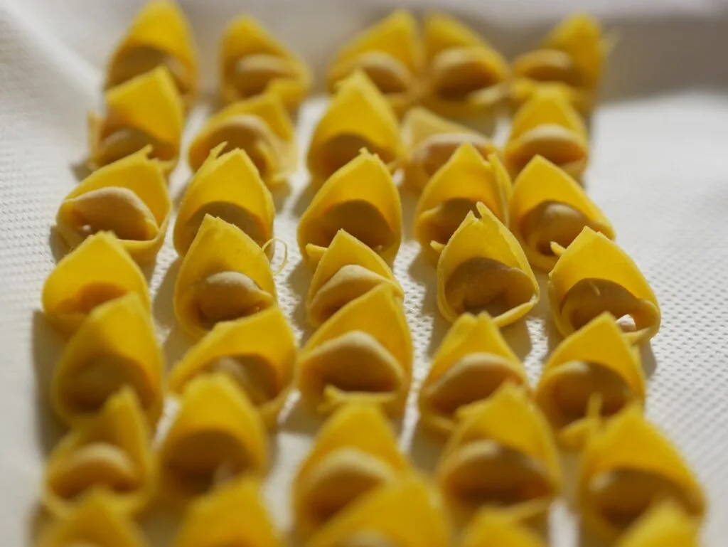 Casoncelli alla bergamasca aufgetischt in einer traditionellen Trattoria