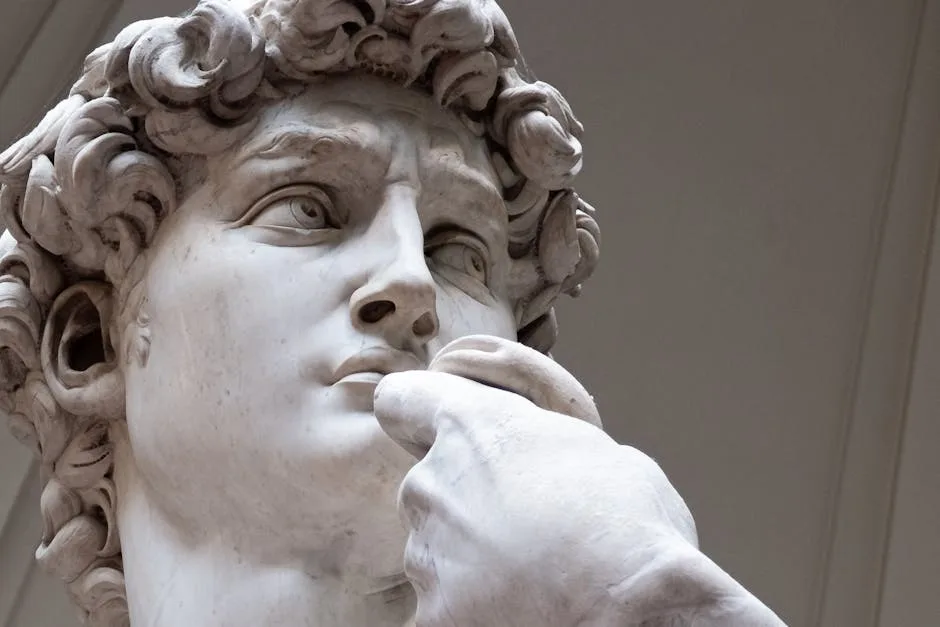 Gros plan d'un visage sculpté en marbre, regard tourné vers le haut, musée de Bergame