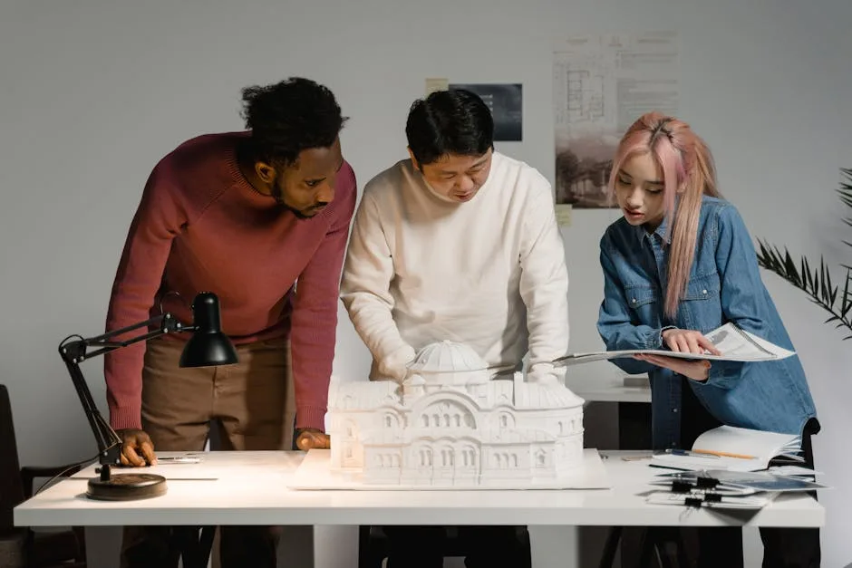 Trois étudiants d'architecture examinant une maquette monumentale à Bergame