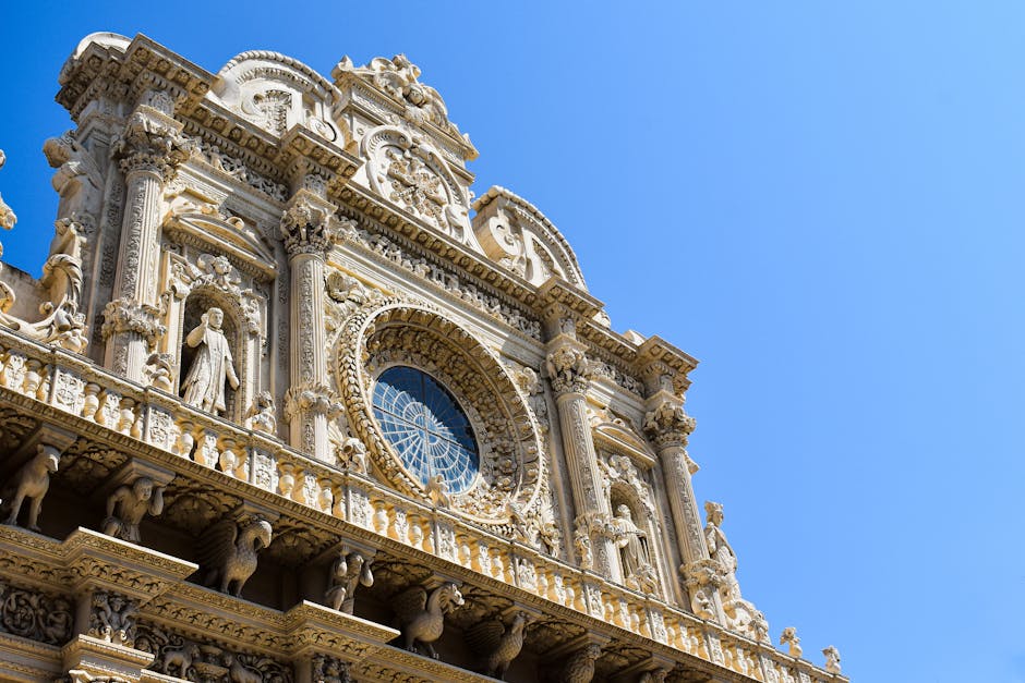Façade sculptée d'une basilique à Bergame, rosace et détails baroques.