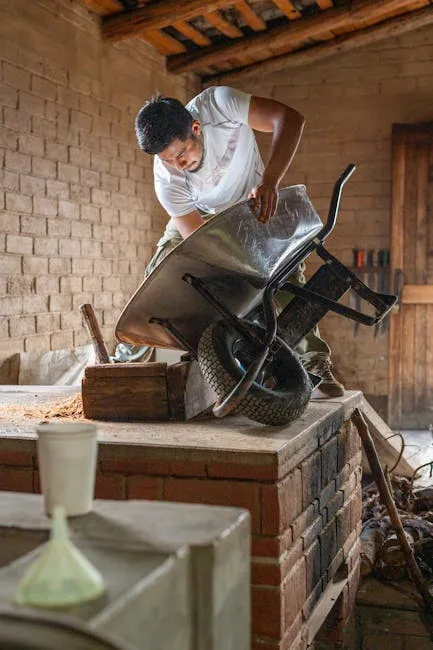 Ouvrier maniant une brouette dans un atelier de rénovation à Bergame