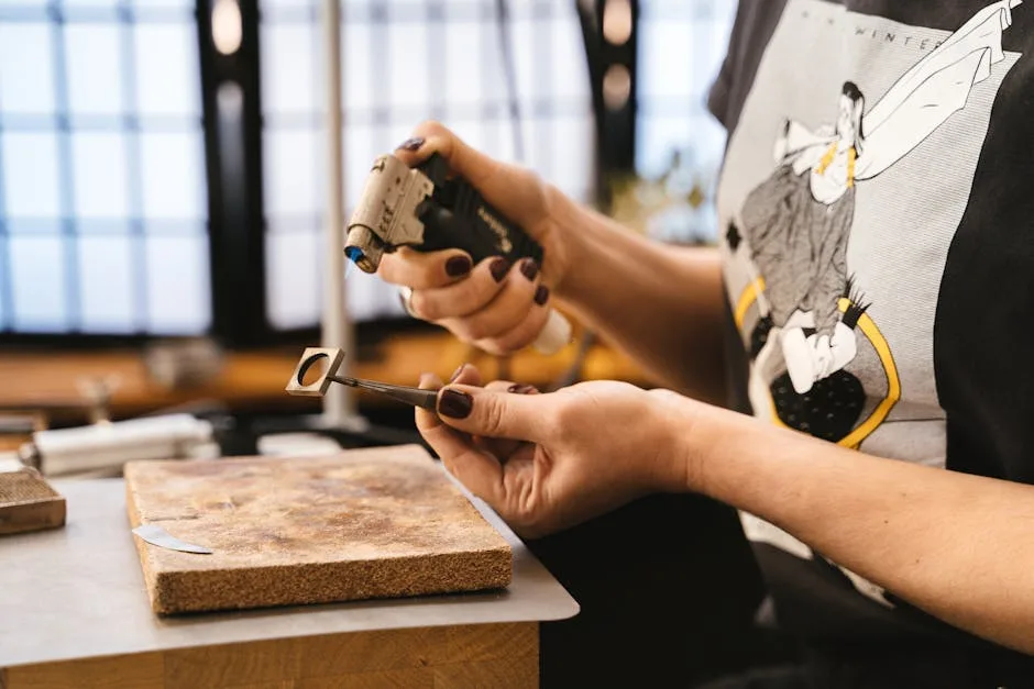 Artisane travaillant un bijou avec chalumeau dans un atelier à Bergame