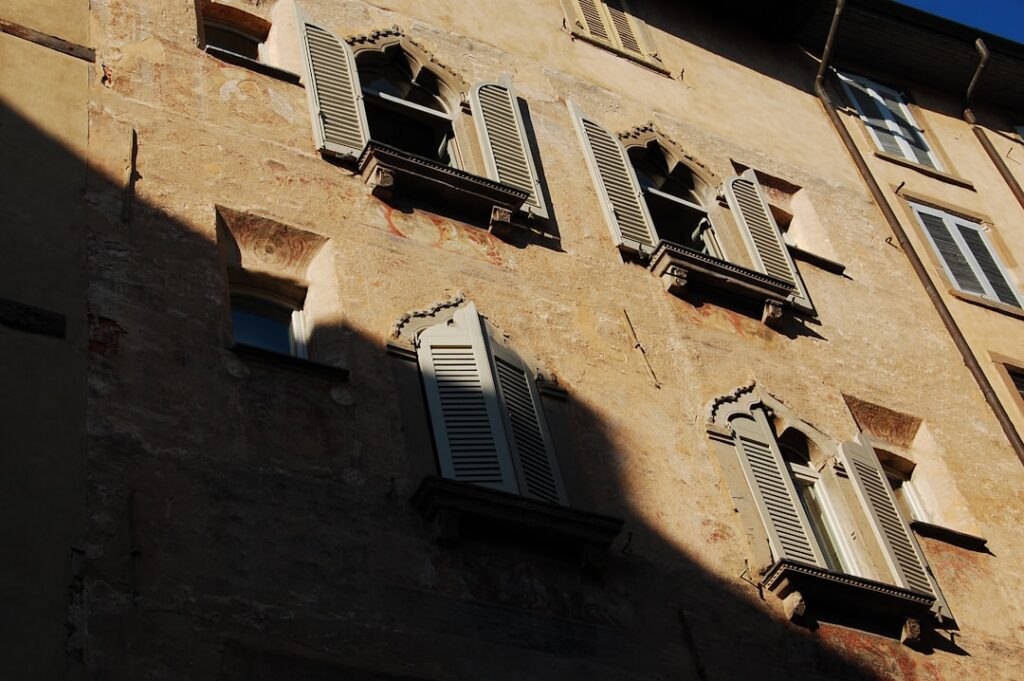 Dettaglio di facciata storica e moderna a Bergamo