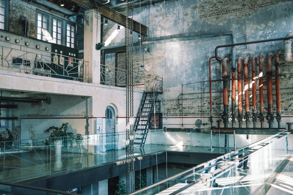 Przestrzeń galerii w dawnym lofcie przemysłowym z dużymi oknami