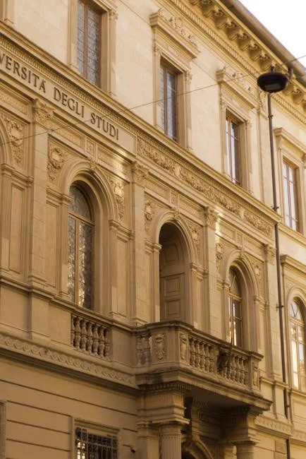 Façade classique d'un bâtiment universitaire historique à Bergame