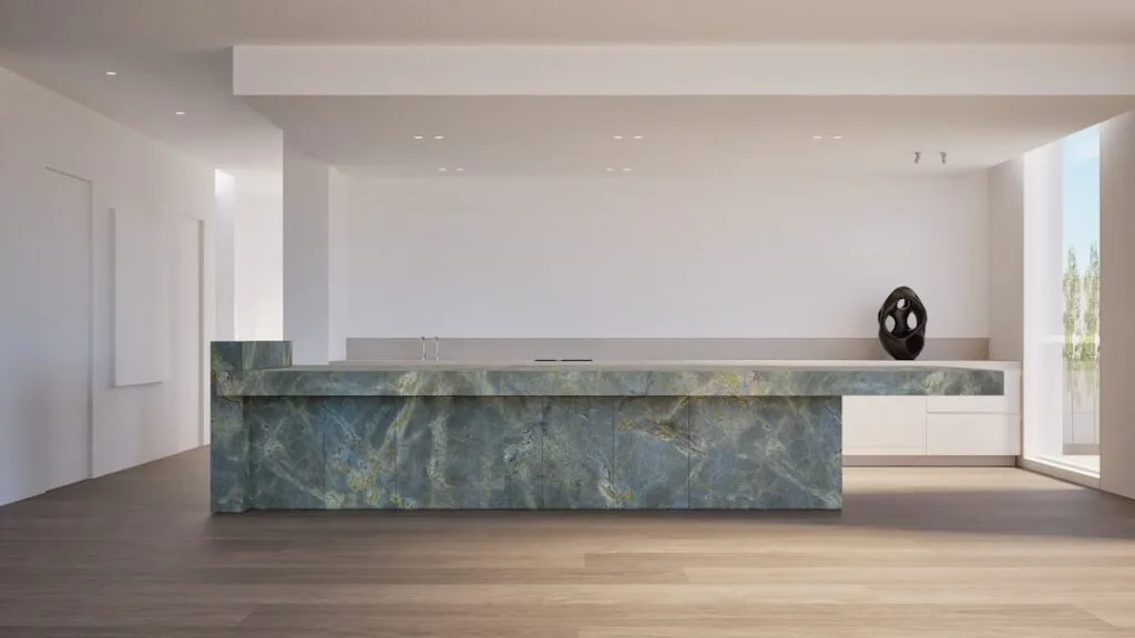 Îlot de cuisine en pierre verte dans une boutique design contemporaine à Bergame
