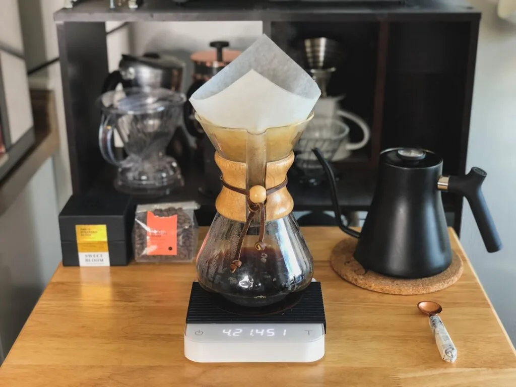Chemex en verre sur balance dans un café artisanal de Bergame
