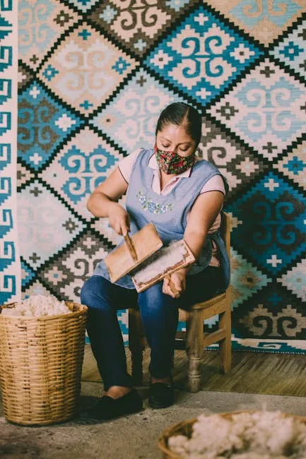 Artisanne masquée cardant la laine devant un tapis aux motifs colorés à Bergame