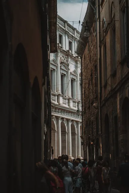 Ruelle étroite de Bergame bordée d'arcades, foule de visiteurs